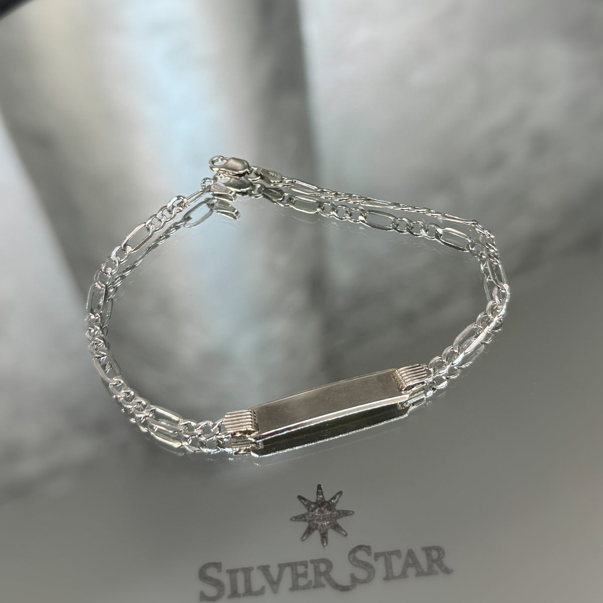 Srebrna narukvica sa pločicom za graviranje figaro vez - Silver Star